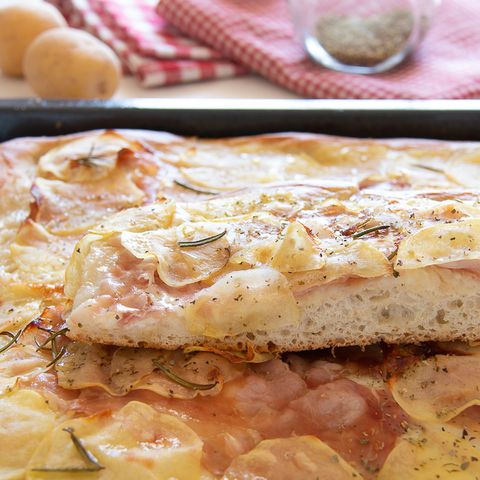 Focaccia con patate e prosciutto