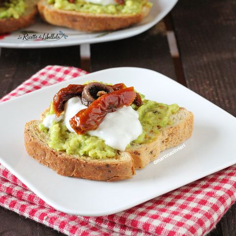 Avocado toast con stracciatella, acciughe e pomodori secchi