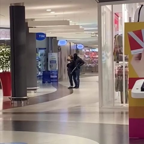 Rapina con ostaggi al centro commerciale