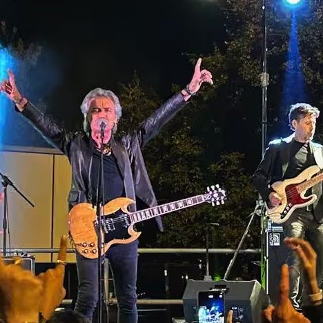 Ligabue, su un palco in Autogrill cantando "Certe Notti", ha annunciato, per i 30 anni del brano, il concerto al Campovolo il 21 giugno 2025