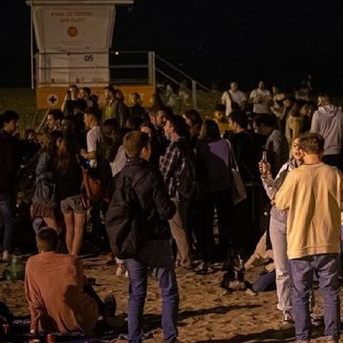 Españoles se divierten este 9 de mayo en calles y playas, para celebrar el fin del toque de queda