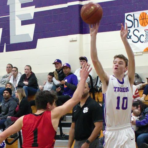 Tyler Dolan gets buckets for Oroville boys basketball team