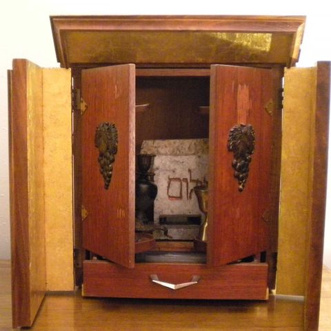 NON APRIRE MAI la DYBBUK BOX: la storia vera della scatola maledetta