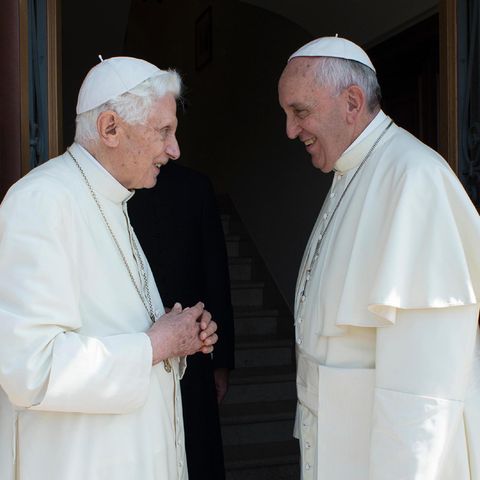 Il celibato dei preti "divide" i papi