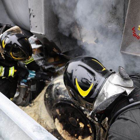 Camion in fiamme in A31 allo svincolo con la Spv: pompieri all’opera in autostrada