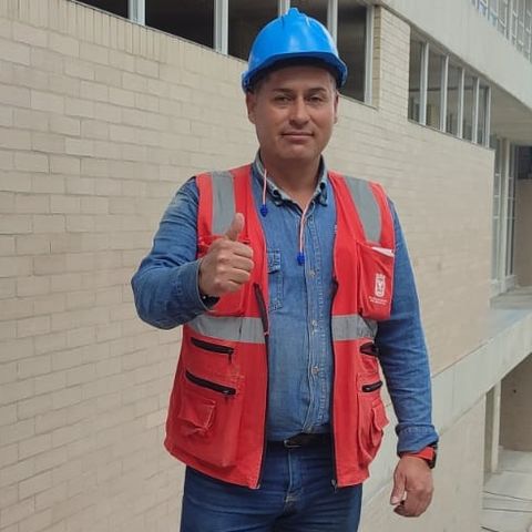 Óscar González trabajador de la obra del colegio Arborizadora Alta