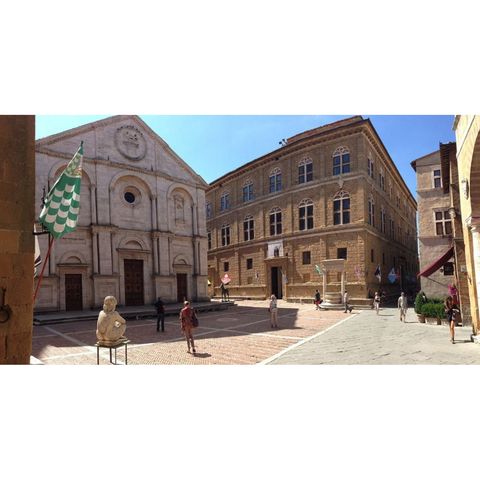 La piazza di Pienza «Terre d'Italia» di Cesare Brandi