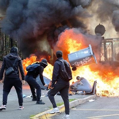 Francia a ferro e fuoco: prove generali per la sinistra di Melenchon