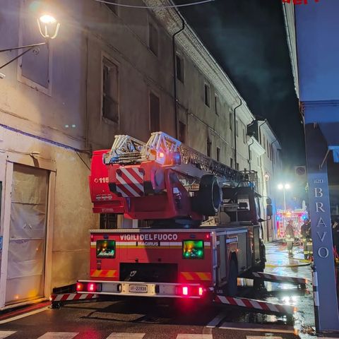 Fiamme nell’edificio in ristrutturazione: notte di paura in centro – VIDEO