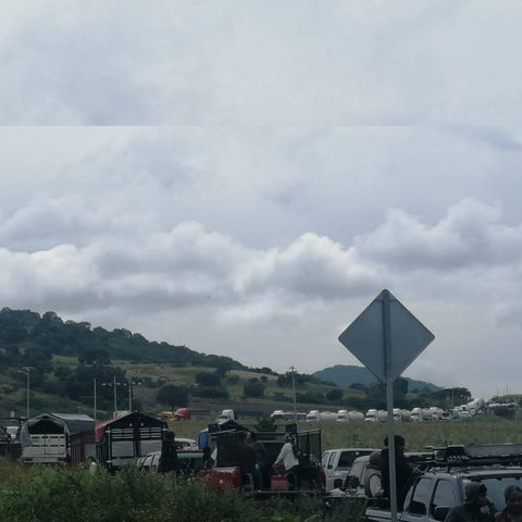 Conductores varados en la carretera federal 190 Oaxaca-Istmo
