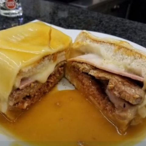 What's NOT in a Francesinha?!