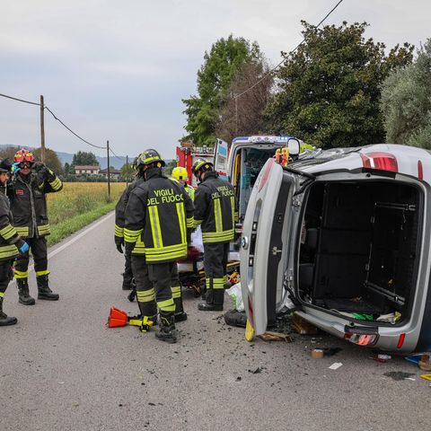 Auto si schianta sui contatori del gas e finisce rovesciata su un fianco: ferita una coppia – VIDEO