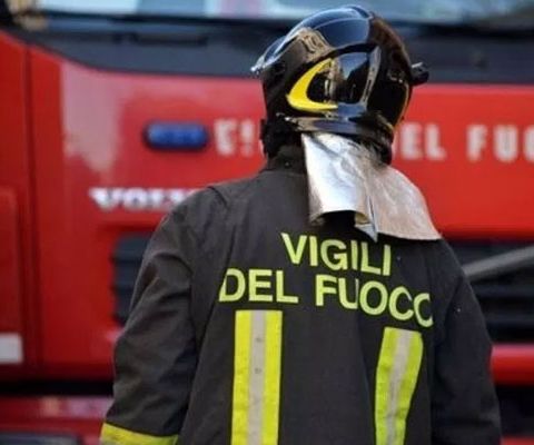Incendio in un’azienda chimica di Novara, evacuati gli operai. Arpa: nessun rischio