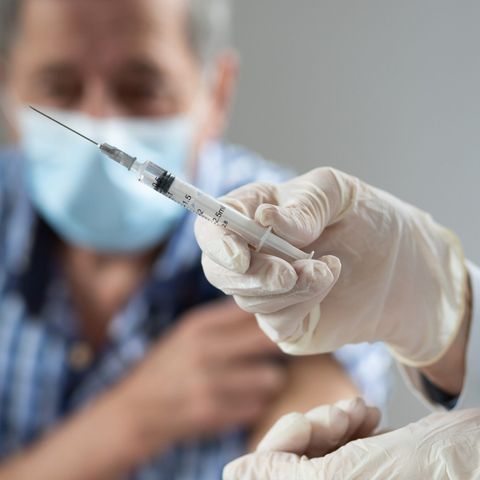 Covid, riconosciuta la correlazione tra morte e vaccino: risarciti i famigliari di una vittima