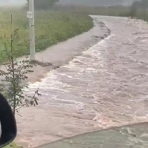 Esondato il torrente Rana, acqua a ridosso della strada e nei campi