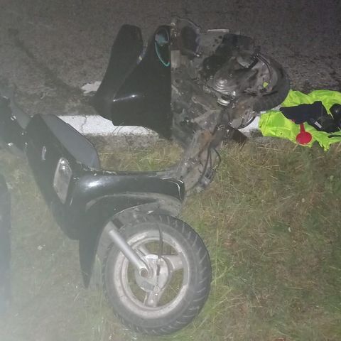 Follia del sabato: invade la corsia, centra lo scooter e scappa. Lo inseguono i testimoni