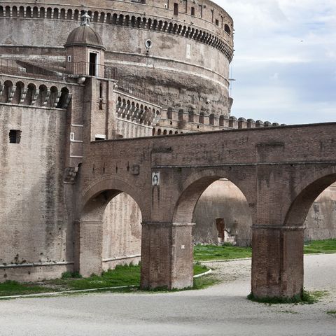 #518 Turisti e poveri assediano il centro, sanità privata e altre storie di Roma