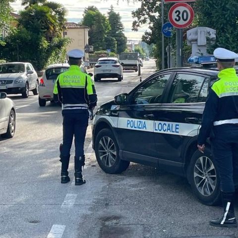 Girava in centro col Pajero senza patente, assicurazione e revisione: nei guai un 67enne recidivo