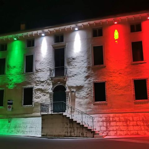 Il Tricolore illumina il 2 Giugno: l’immagine dal Ponte dei Granatieri è da cartolina