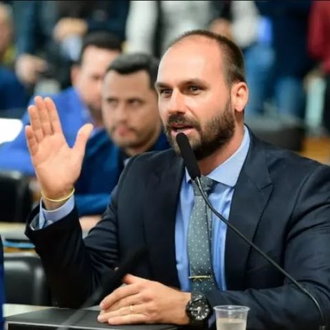 Eduardo Bolsonaro critica prisão de militares: "Cortina de fumaça" e "narrativa" para convencer líderes mundiais de que há risco à democraci