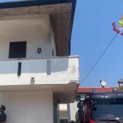 Cammina sul parapetto del balcone in stato confusionale: donna salvata da pompieri, Suem e carabinieri