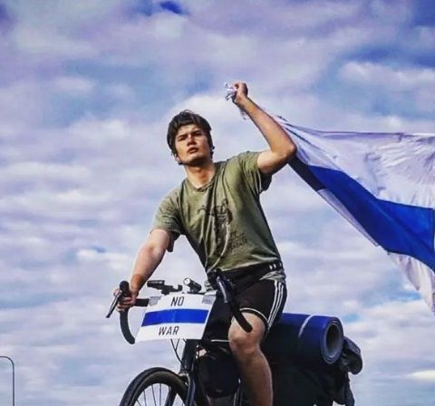 Monokov: «Viaggio per l'Europa in bicicletta con un cartello "no war"»
