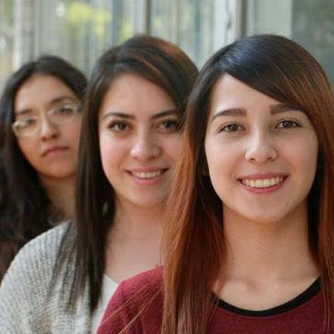 Jóvenes recibirán becas a través de tarjetas bancarias