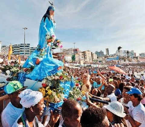 Festa de Iemanjá resiste ao racismo religioso pelo Brasil