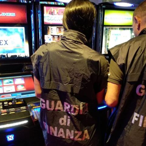 Slot machines aperte al pubblico fuori orario, 9 mila euro di multa per tre bar