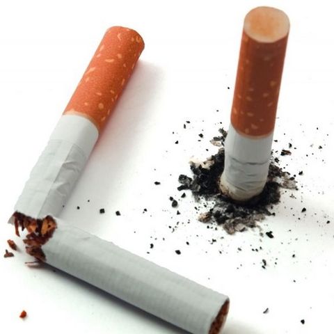 Dos cigarros a medio fumar #3