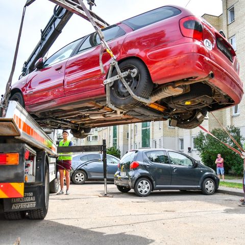 В Вильнюсе начинается вывоз брошенных автомобилей