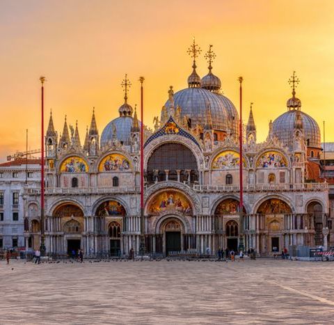 Attacco degli attivisti per il clima: imbrattata la Basilica di San Marco. Identificati i manifestanti