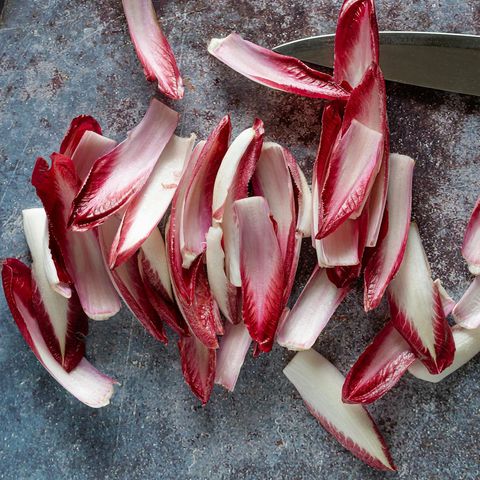 Radicchio rosso: il depurativo dell’inverno che fa bene al cuore, alle ossa e… al sonno