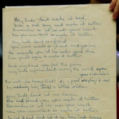 Il manoscritto di Hey Jude dei Beatles, venduto in un'asta online per 910mila $. Parliamo poi dei Pink Floyd e di The Dark Side of the Moon.