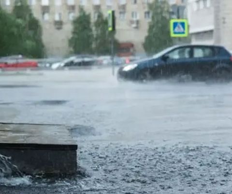 Maltempo, allerta rossa in Liguria e in Lombardia. Esondato il fiume Lambro