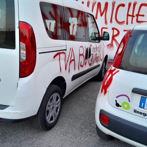 Imbrattamenti spray a Tva e TeleChiara: “Nazibugiardisti” e altre scritte No Vax