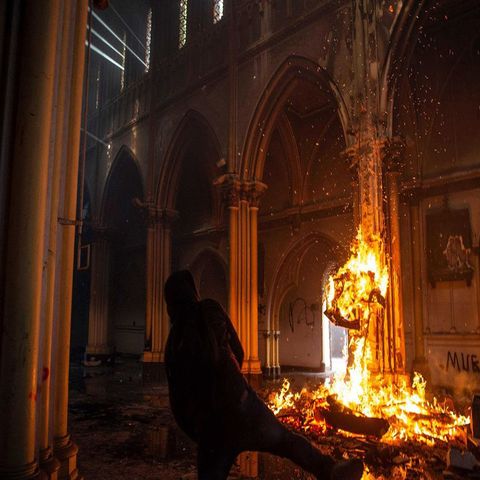 En Chile conmemoran primer aniversario de las protestas sociales con incendio de iglesia