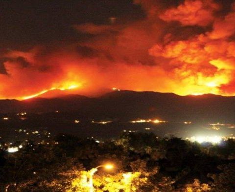 La California brucia, oltre 30 mila persone evacuate. In sette Stati Usa invece un ciclone di neve e gelo