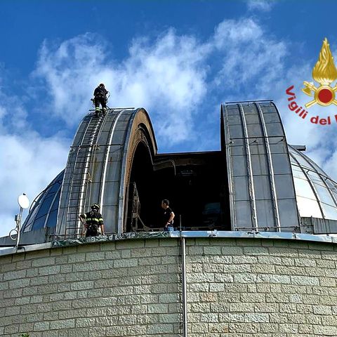 Scala esterna pericolante a causa del vento: pompieri in azione all’osservatorio astronomico