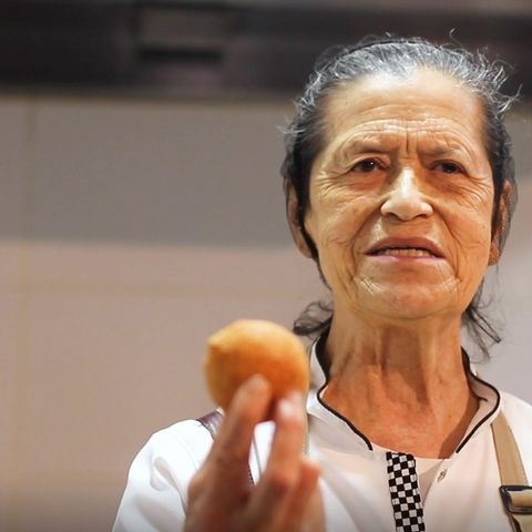 Doña Luisa te invita a degustar sus buñuelos en la Plaza de la Concordia