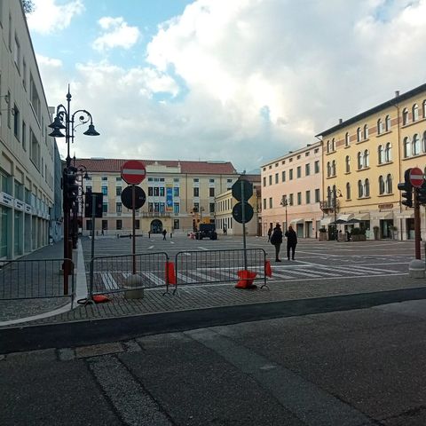 La piazza “spacca” la città, minoranze: “Inutile spreco”. Marigo: “Interventi necessari, ma non è finita”