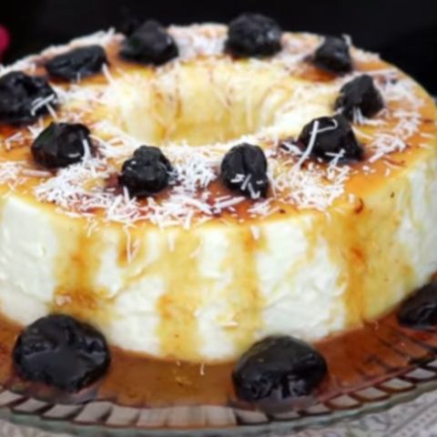 Manjar de coco com calda de ameixa