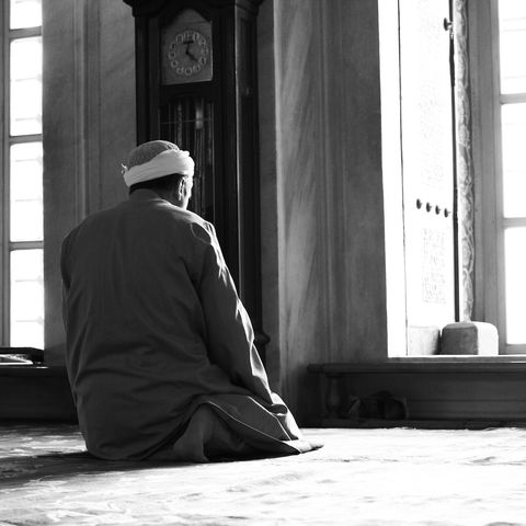 Making up what he missed from Fajr Prayer (audible prayer)