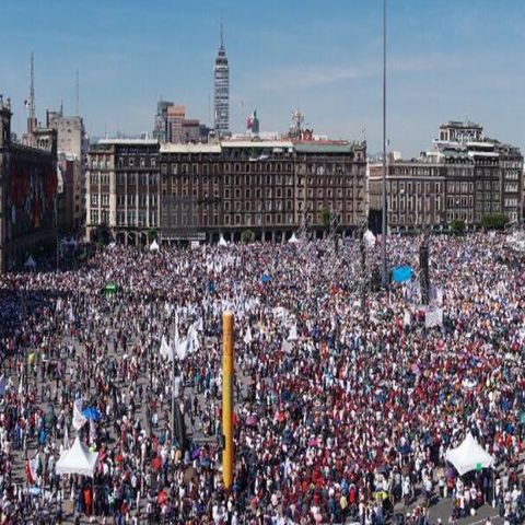 110 mil personas acompañan a AMLO en el Zócalo