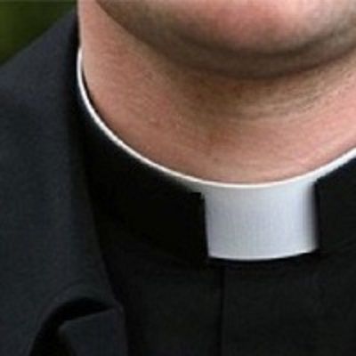 Un sacerdote dice che l'omosessualità è peccato e il governo francese lo denuncia