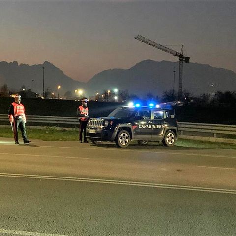 Due conducenti ubriachi alla guida fermati in un paio d’ore: uno provoca un incidente