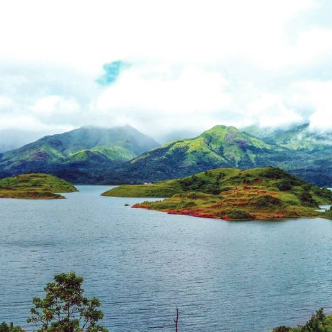 ചുറ്റും പച്ചപുതച്ച കുന്നുകള്‍, മധ്യത്തിലായി ചെറു ദ്വീപുകളാല്‍ ചുറ്റപ്പെട്ടിരിക്കുന്ന മനോഹരമായ അണക്കെട്ട് | Banasura Sagar Dam