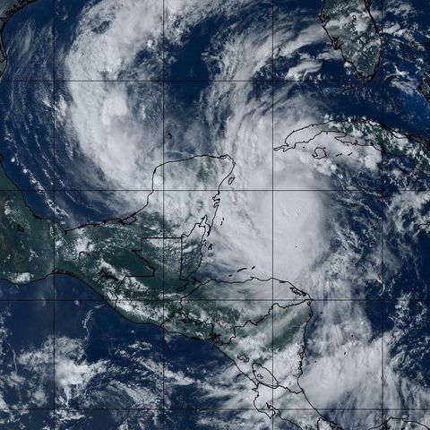 Evacúan zona hotelera de Cancún por huracán Delta