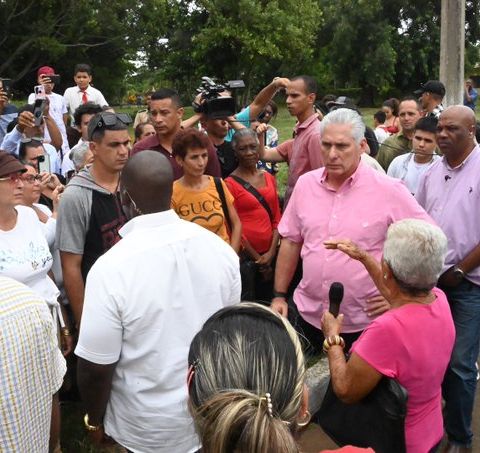 Miguel Díaz-Canel en diálogo con pobladores de comunidad Primero de Mayo, de Aguada de Pasajeros
