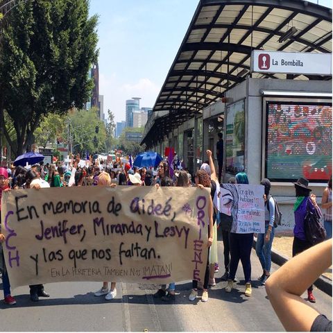 Marchan estudiantes de la UNAM a Rectoría